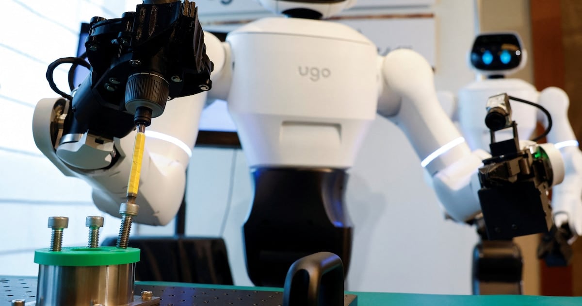 Un hospital de Nagoya probó un robot humanoide con IA para guiar pacientes y ordenar mesas