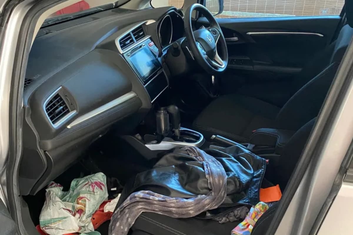Cuando el parabrisas empieza a verse pero nadie encuentra el paño: lo que dice la limpieza del auto sobre la rutina y el ánimo