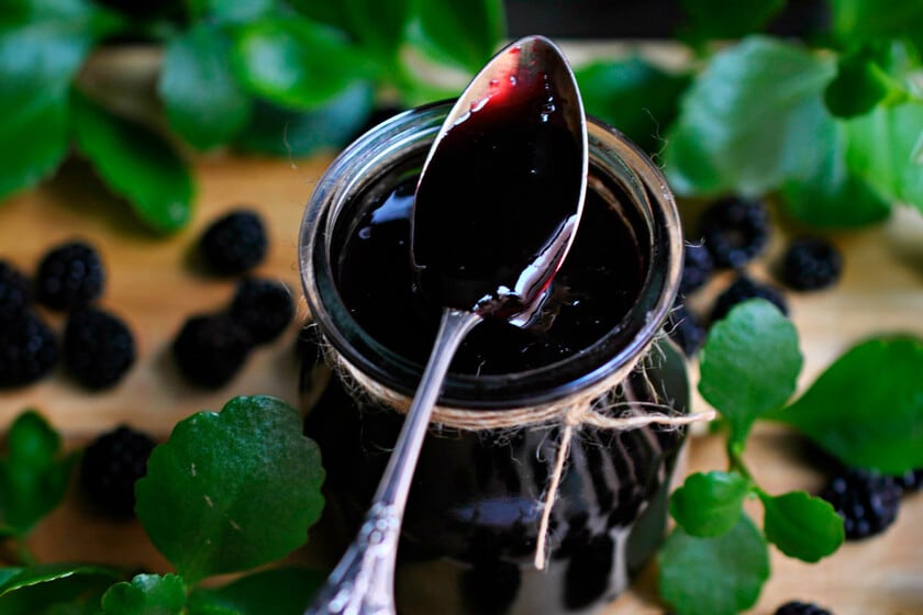 Mermelada de moras silvestres en casa: la receta con manzana y limón que se cocina en media hora