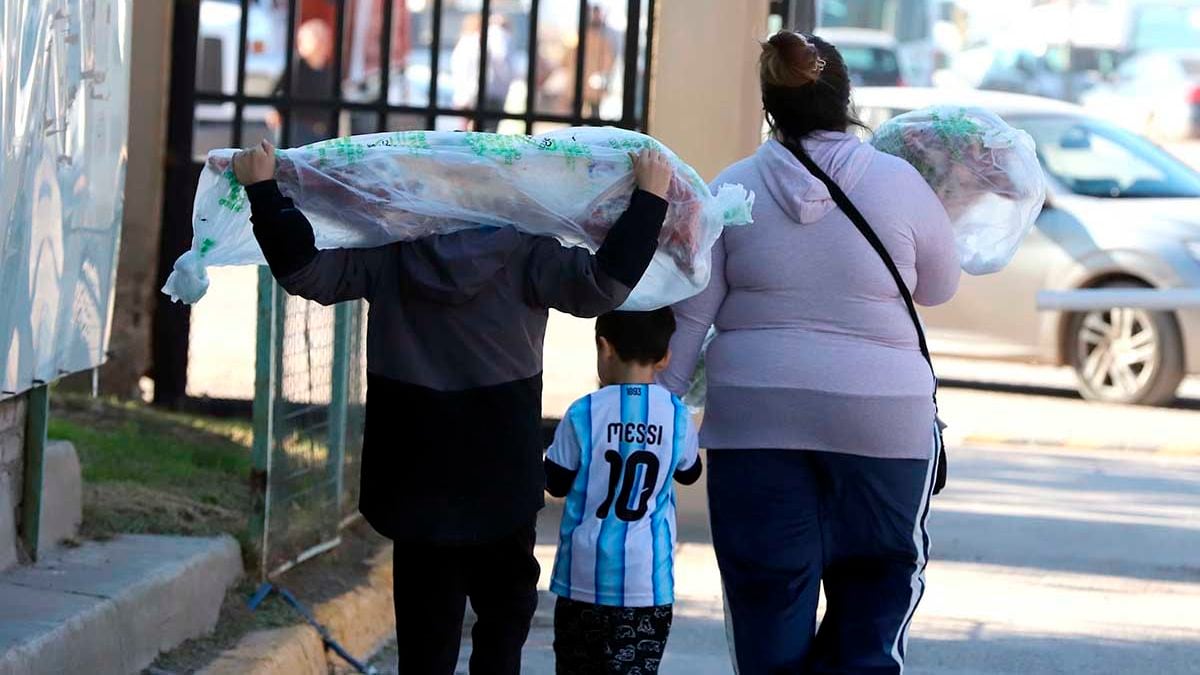 Sábados de compras al por mayor en el Mercado Concentrador del Neuquén, con chivito y trucha como invitados