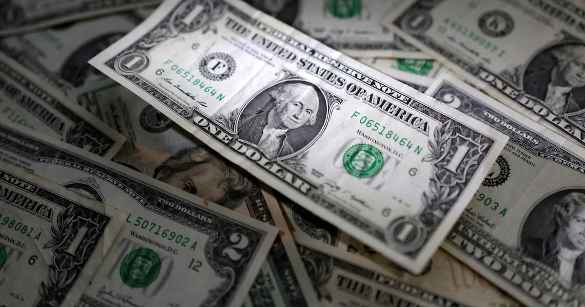 El dólar banco retrocedió cinco pesos en la semana y cerró a $1.540, mientras el blue se mantuvo estable en $1.560