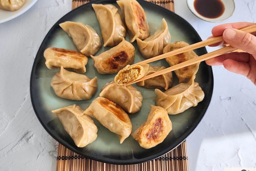 Treinta gyozas vegetarianas con shiitake y tofu ahumado: la receta casera que sale bien aunque nunca las hayas armado