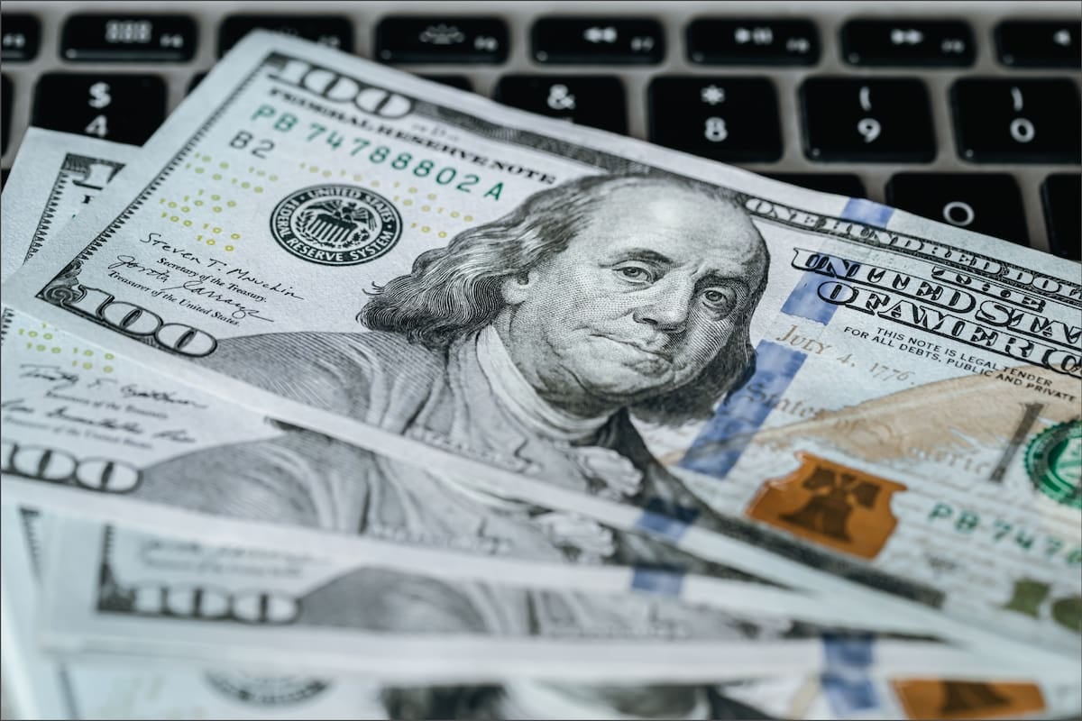 El dólar oficial se sostuvo en $1540 y el blue en $1560 en la apertura de la jornada dominical