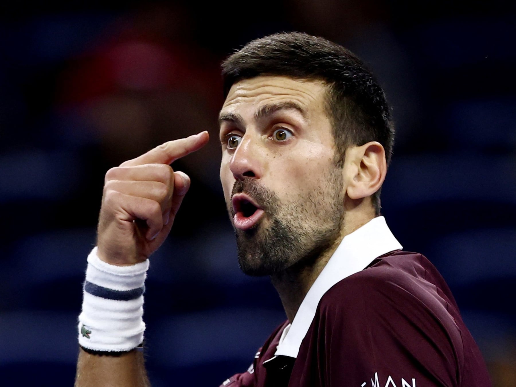 Djokovic se enojó, ganó igual y va por Medvedev en semis de Pekín