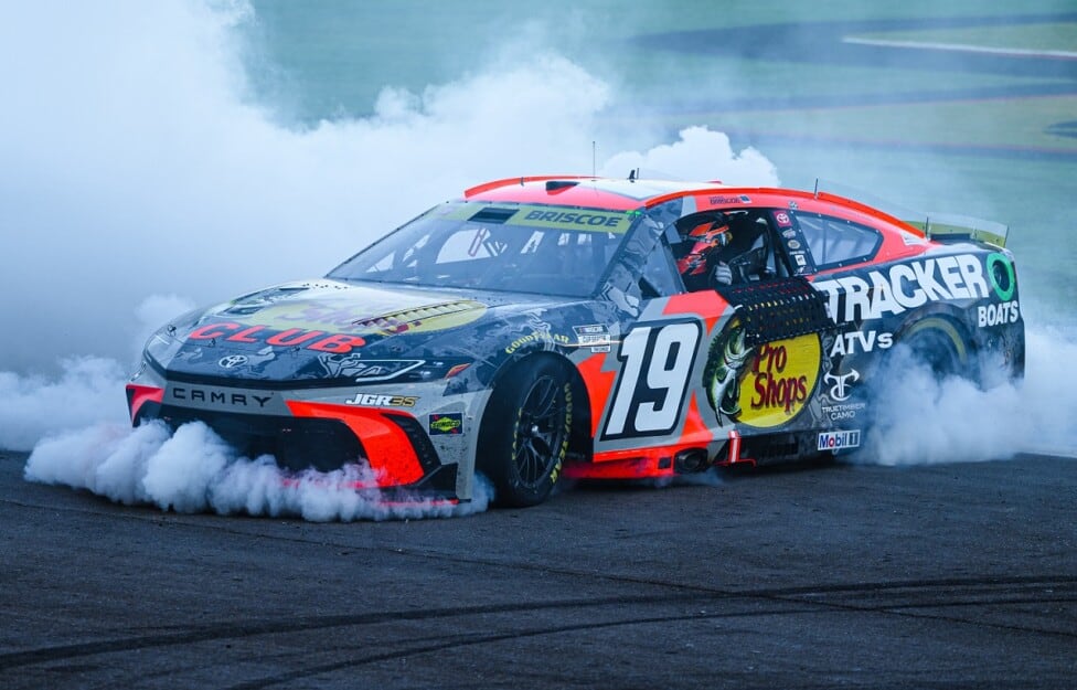 Briscoe se plantó en Las Vegas y Larson se fue al muro sin perder la punta del playoff