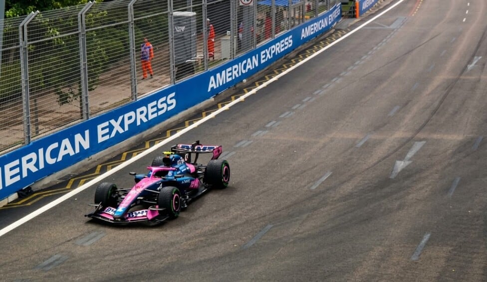 Verstappen se dio el gusto en el agua de Marina Bay y Colapinto se quedó con el motor mudo en la curva 14