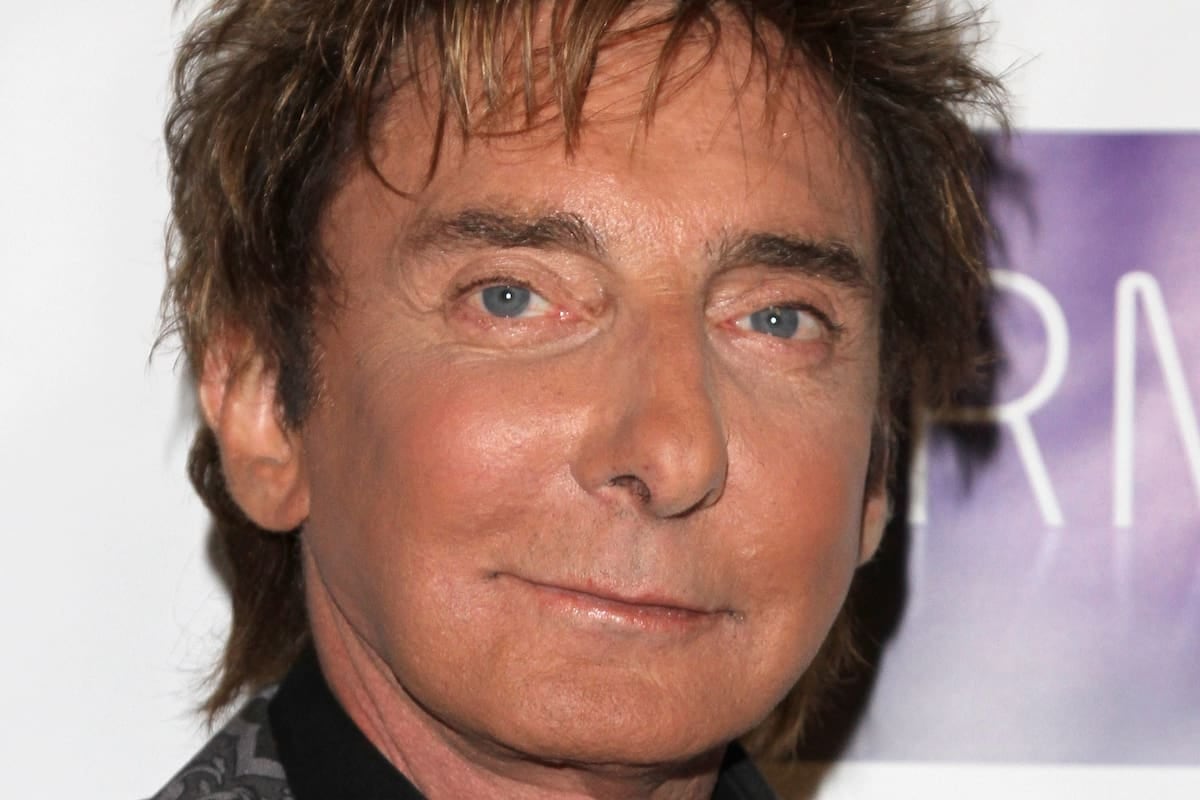 Barry Manilow volvió a parar el show en pleno escenario y la noche se cortó con la banda sola