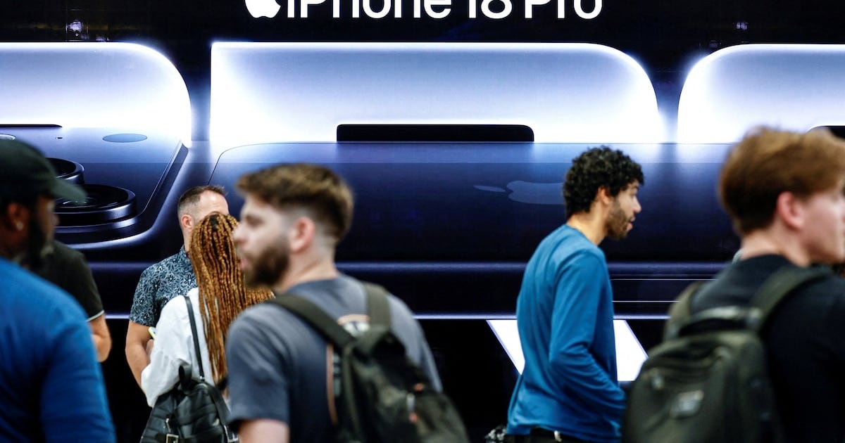 Apple le pasó la factura de la inteligencia artificial al consumidor y ahora cosecha una demanda más fría