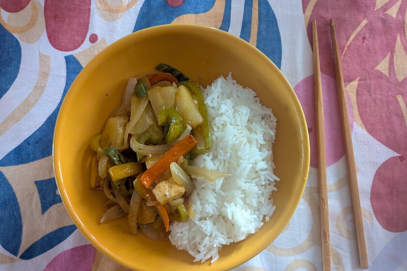Tofu agridulce con piña: el salteado que reinventa un clásico de la cocina china sin perder su esencia