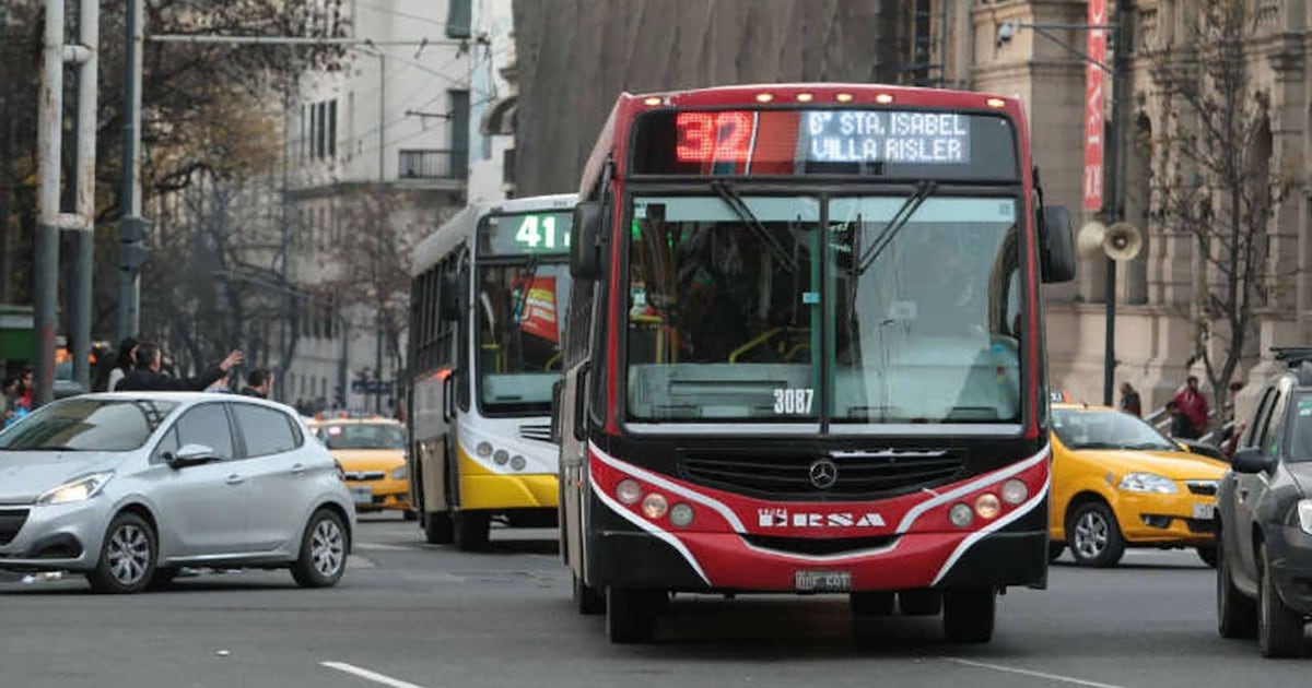 Pasajes de colectivo en el país: la brecha entre ciudades supera los $2.400 y el AMBA acumula una caída de diez por ciento en pasajeros