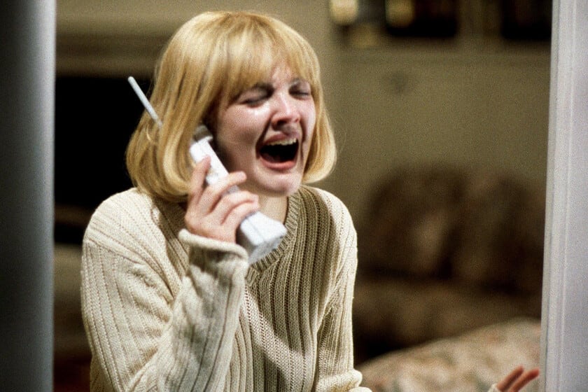 Scream y el truco de Wes Craven para arrancarle lágrimas verdaderas a Drew Barrymore: una historia que mezcla crueldad animal, marketing calculado y un guiño a Hitchcock