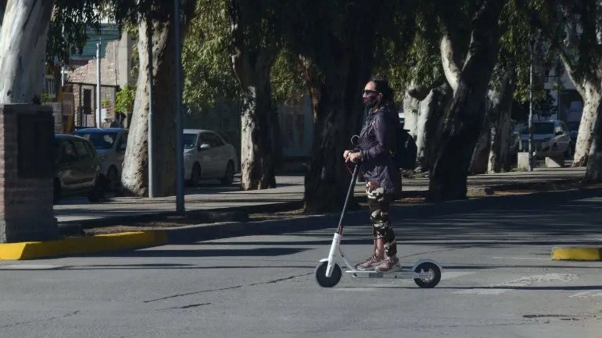 Neuquén apuesta a los monopatines eléctricos: cien vehículos en calle y una app para desbloquearlos desde el celular