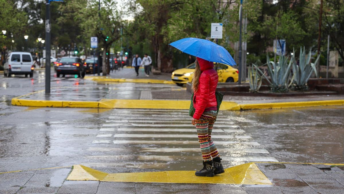 La hora más brava del cielo neuquino: seis departamentos pintados de naranja por la tormenta que se viene