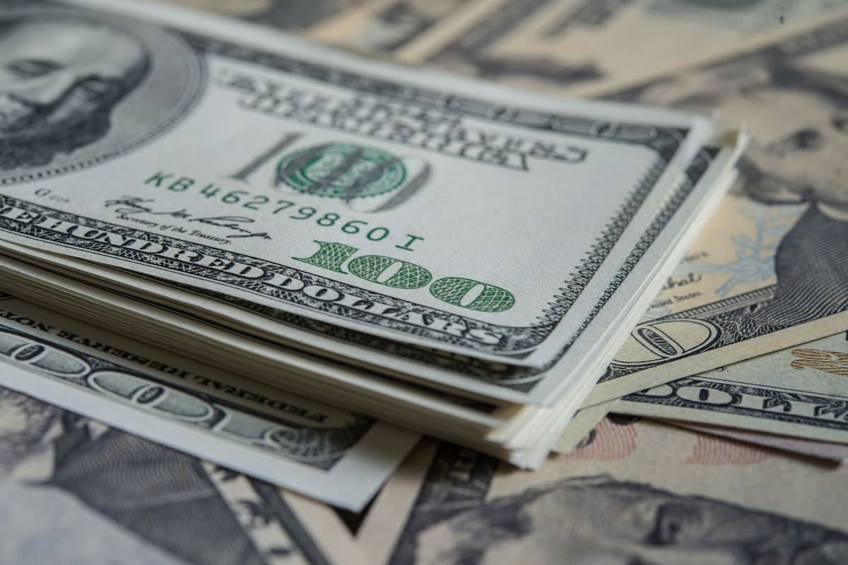 El techo cambiario de noviembre queda en torno a los $1.989 y el mayorista se ubica a casi 28% de ese límite
