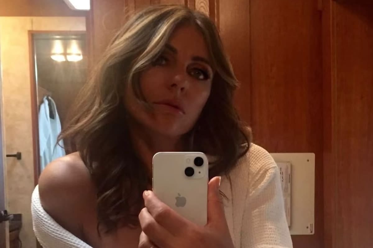Elizabeth Hurley volvió al set de The Burbs con una foto de su camarín, un ramo de flores y un anillo que dio que hablar
