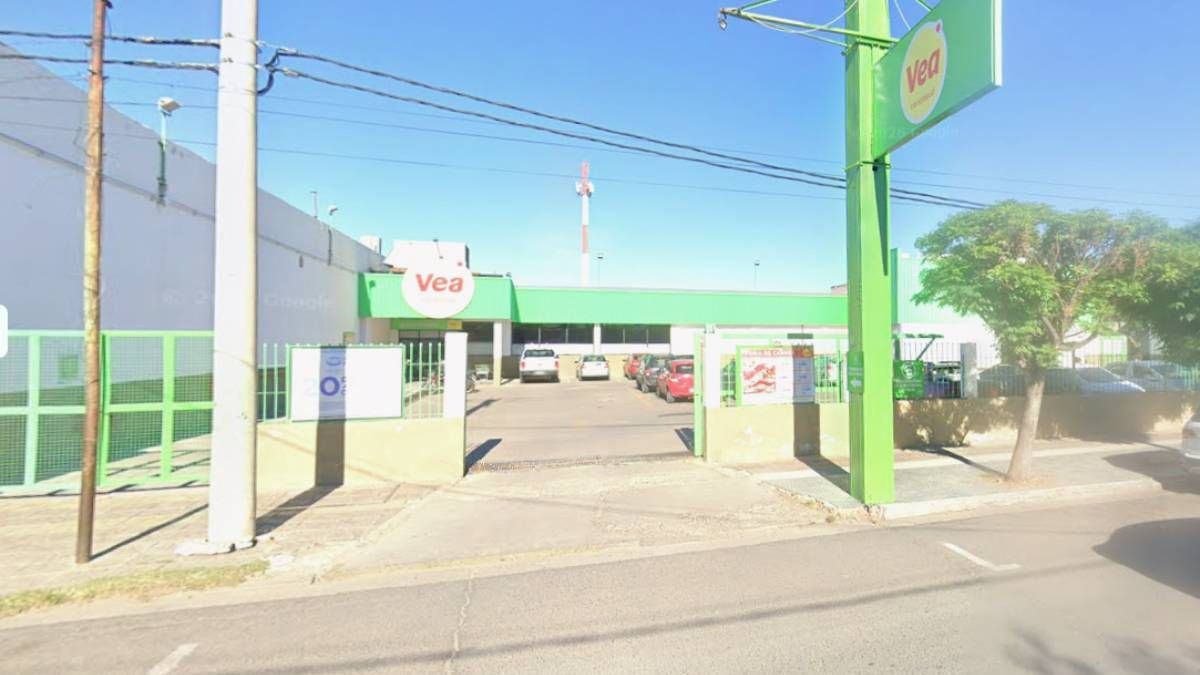 Un candado, una bici y una multa: la Justicia le dijo al supermercado que hacerse cargo de su playa no es optativo