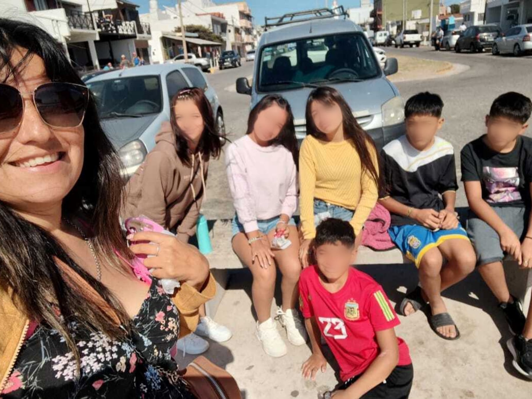 De un departamento chico a una mesa con nueve sillas: la historia de María Laura, que adoptó a seis hermanos y fue madre de un bebé en el camino