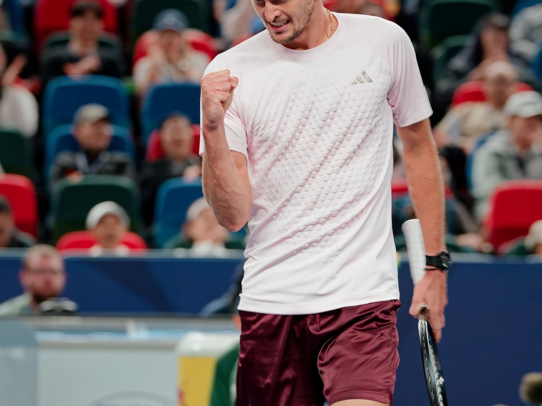 Zverev sigue a paso firme en Shanghái y va por otra víctima europea