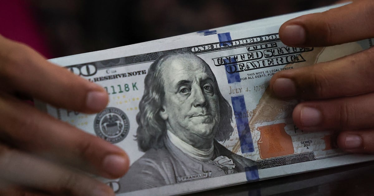 El dólar se sostuvo en $1.535 y la brecha cambiaria volvió a quedar lejos de la inflación interanual