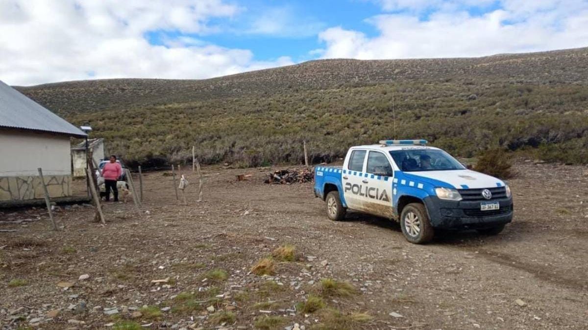 Aislada una semana en la meseta neuquina: el operativo policial que le devolvió la comida a una madre y sus tres hijos