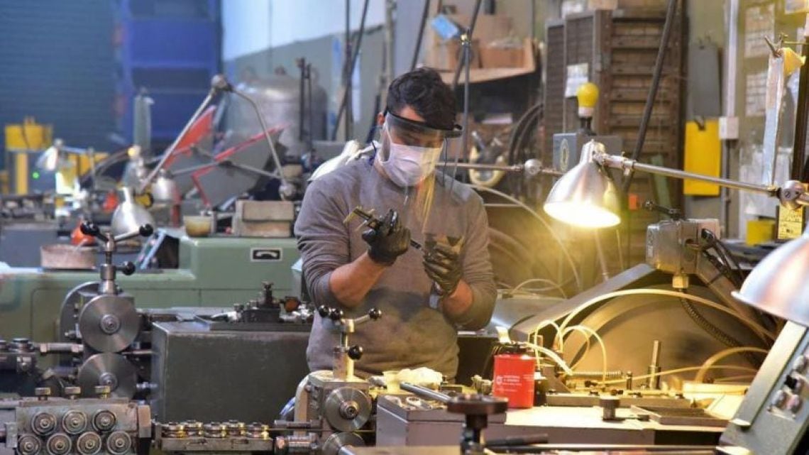La industria opera con cuatro de cada diez puntos de su capacidad sin activar y la informalidad gana terreno entre los trabajadores desplazados