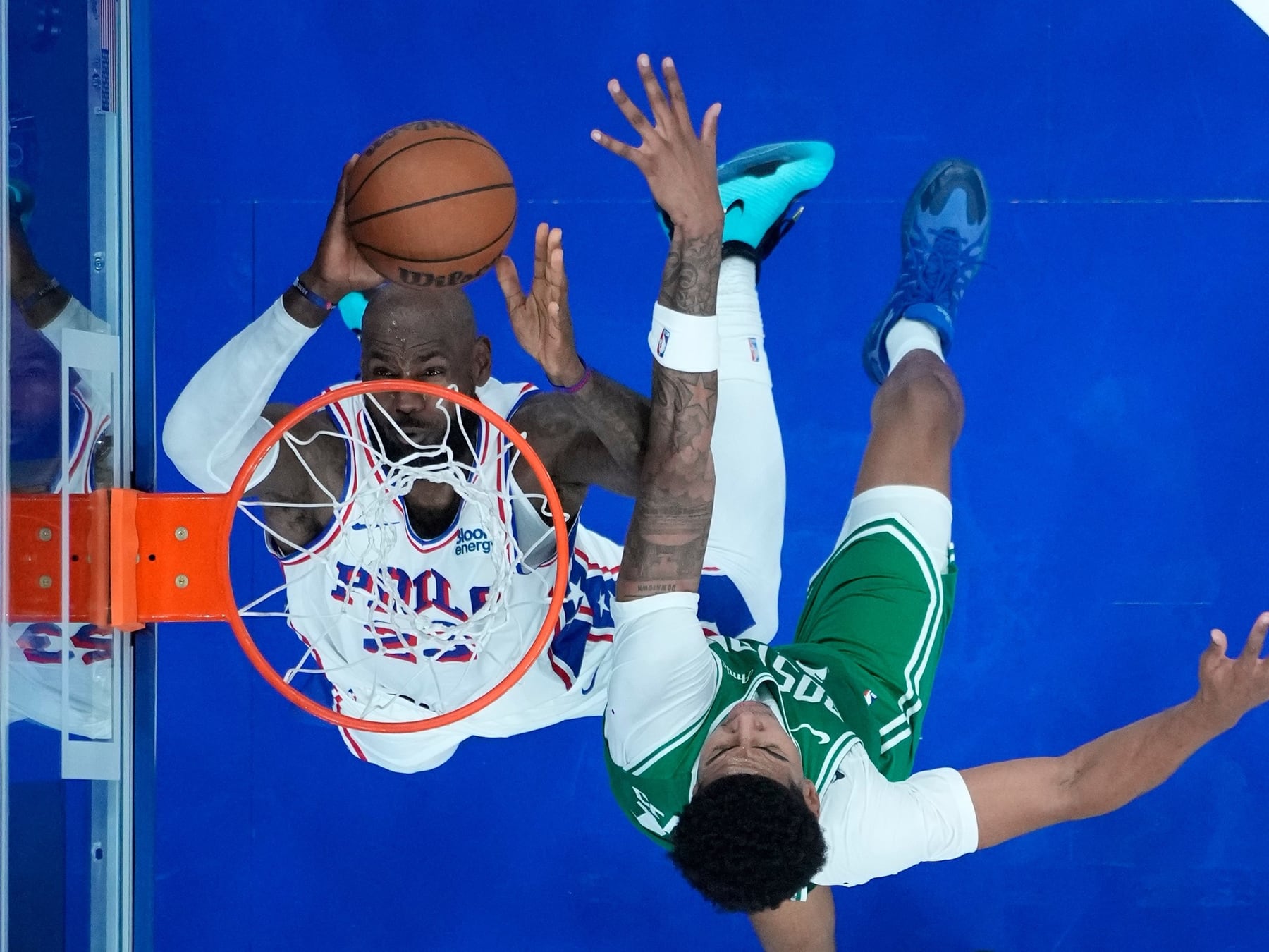 El Rey eligió Philadelphia: LeBron se puso la camiseta de los Sixers y el Wells Fargo se vino abajo