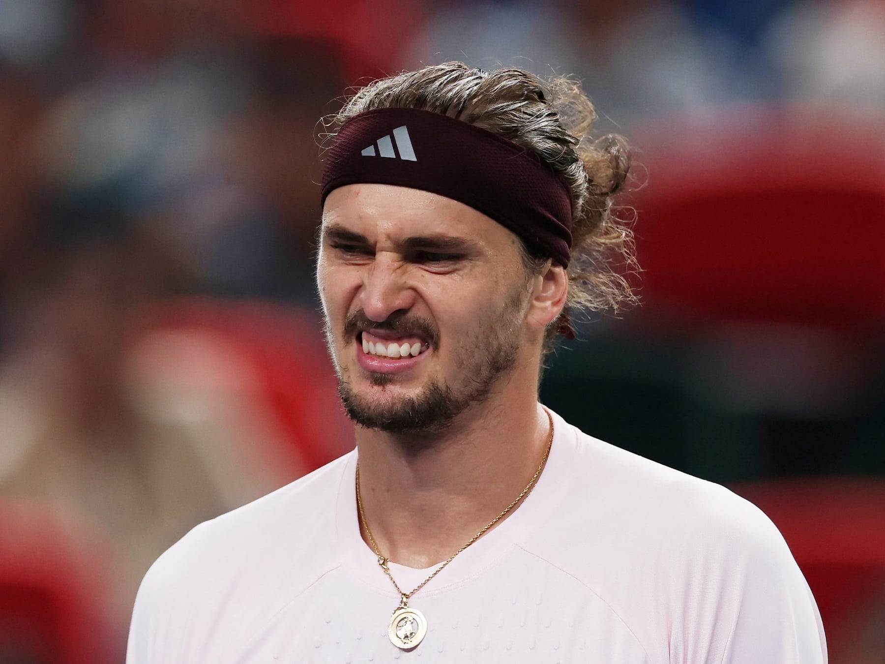 Zverev se pinchó en Shanghái y los españoles se quedaron con el show