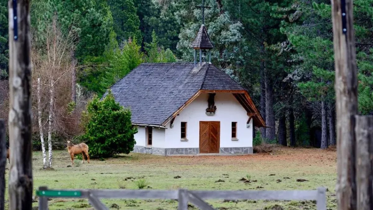 Una capilla con acento alpino sobrevive entre las lengas de Meliquina, vestigio del príncipe que quiso rezar en su propia estancia