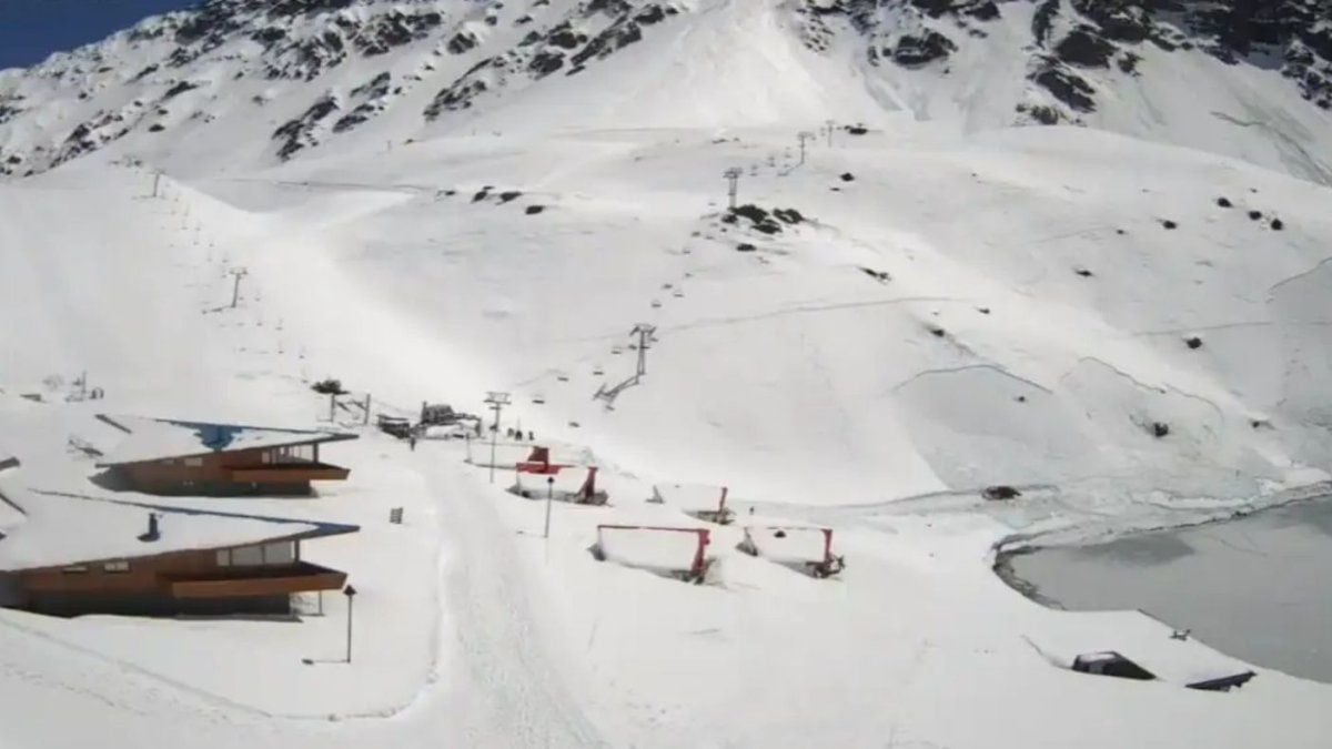 Una avalanche en la cordillera chilena dejó tres muertos y cuatro heridos en una zona no habilitada del centro de esquí Portillo