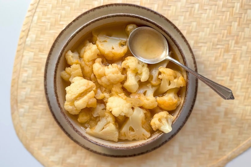 La sopa de coliflor que se come con cuchara grande y se sirve sin procesar