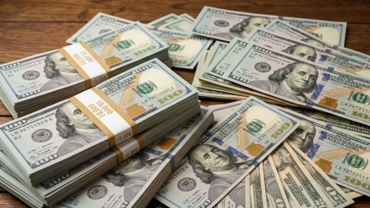 El dólar blue cerró a $1.555 y el oficial a $1.535, con una brecha de apenas veinte pesos