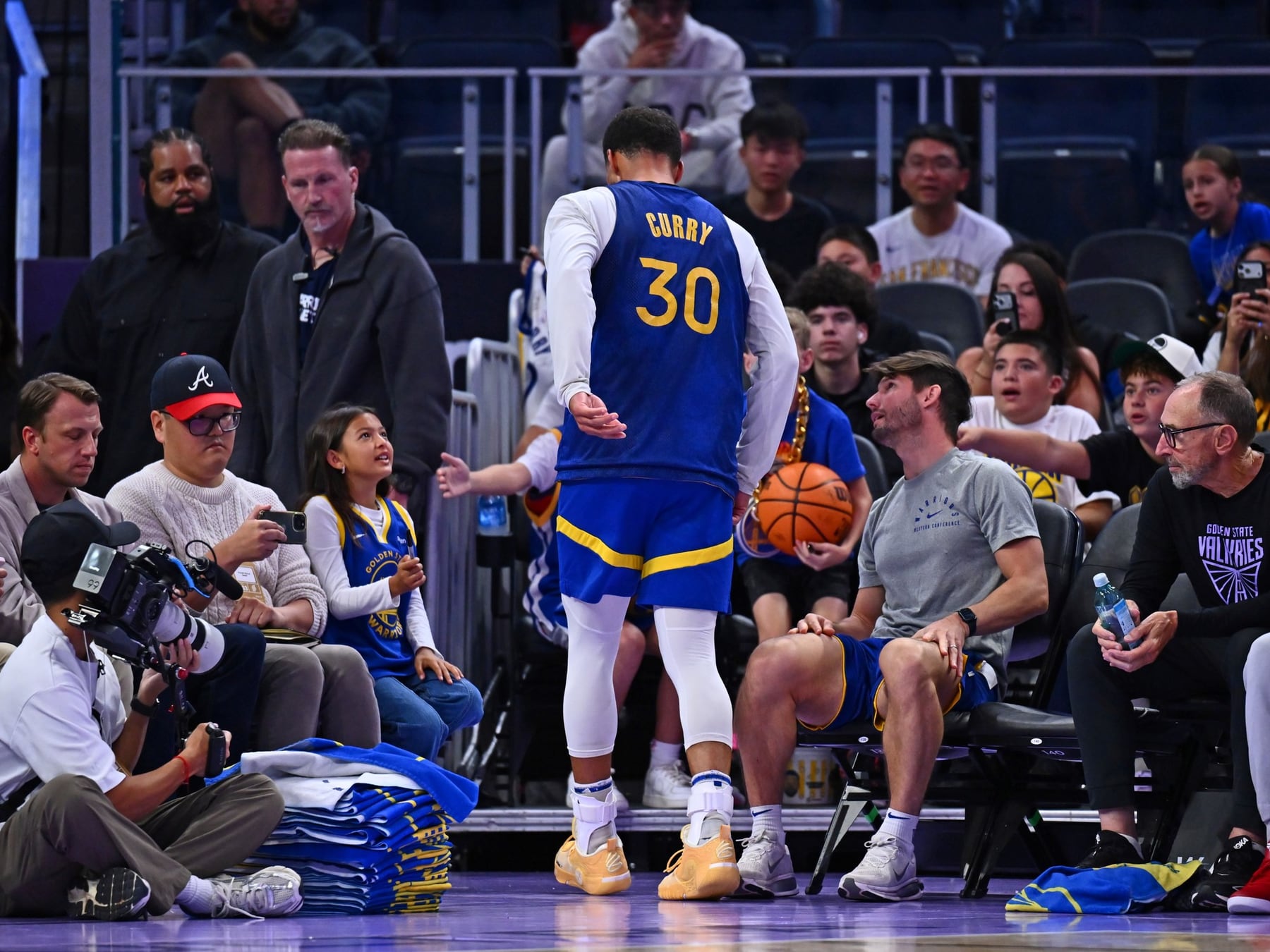 Elástico Curry: renueva por dos años y se dobla el tobillo en el mismo día
