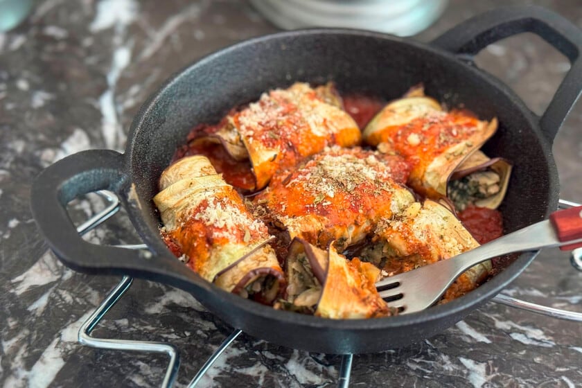 Berenjena en láminas, relleno vegetal y gratinado al horno: una receta que se arma en menos de treinta minutos