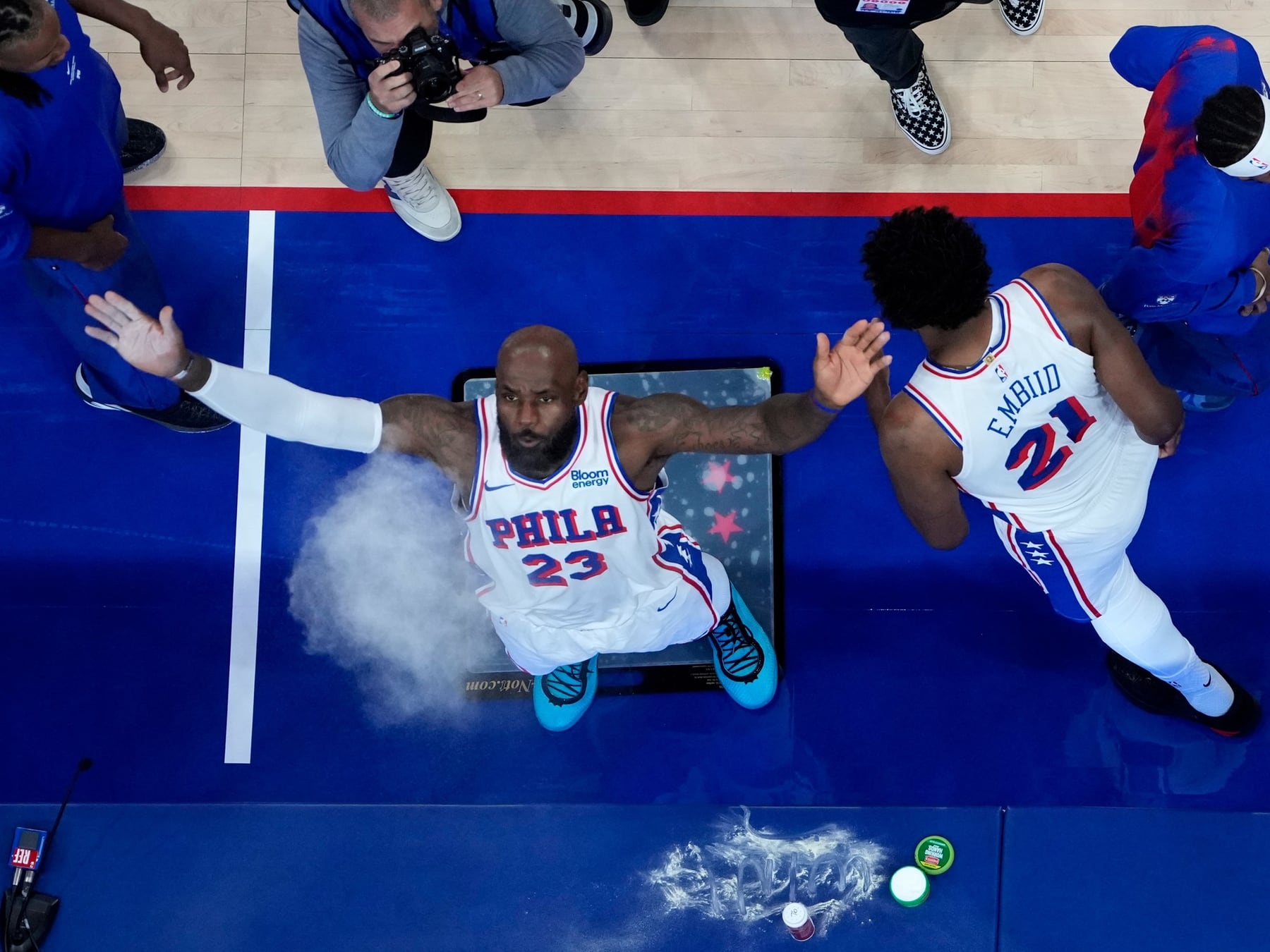 La NBA vuelve con todo: LeBron debutando en los Sixers y los Knicks colgando el cartel de campeón