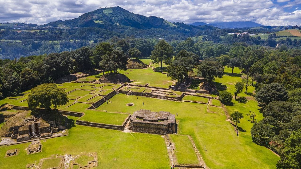 Un país del tamaño de una provincia argentina que guarda pirámides mayas, un lago entre volcanes y un litoral caribeño