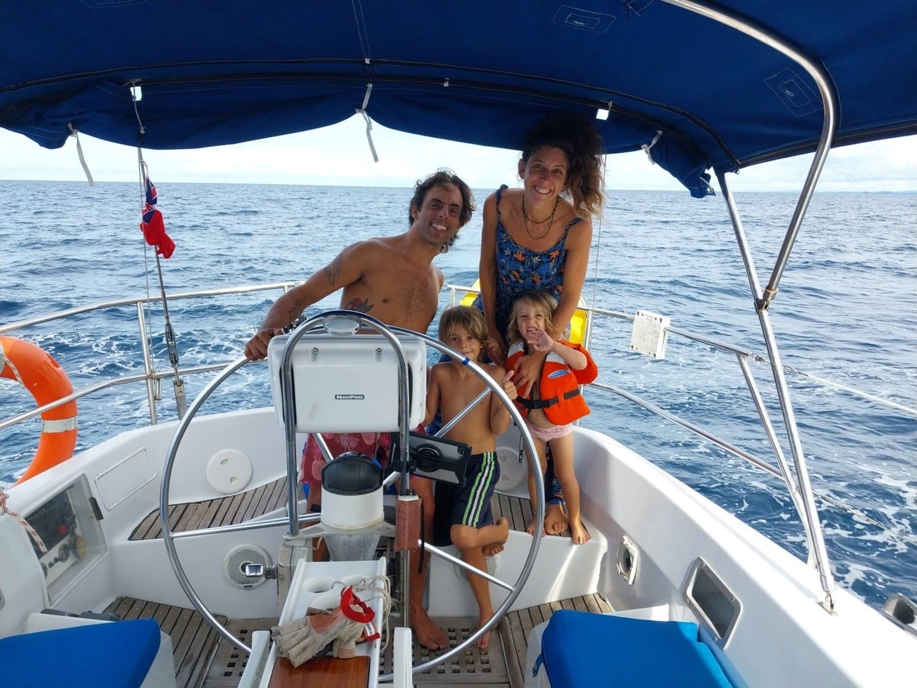 Polinesia Francesa sin filtro: dos argentinos que cruzaron el Pacífico a vela cuentan cómo se vive entre Tahití y Bora Bora