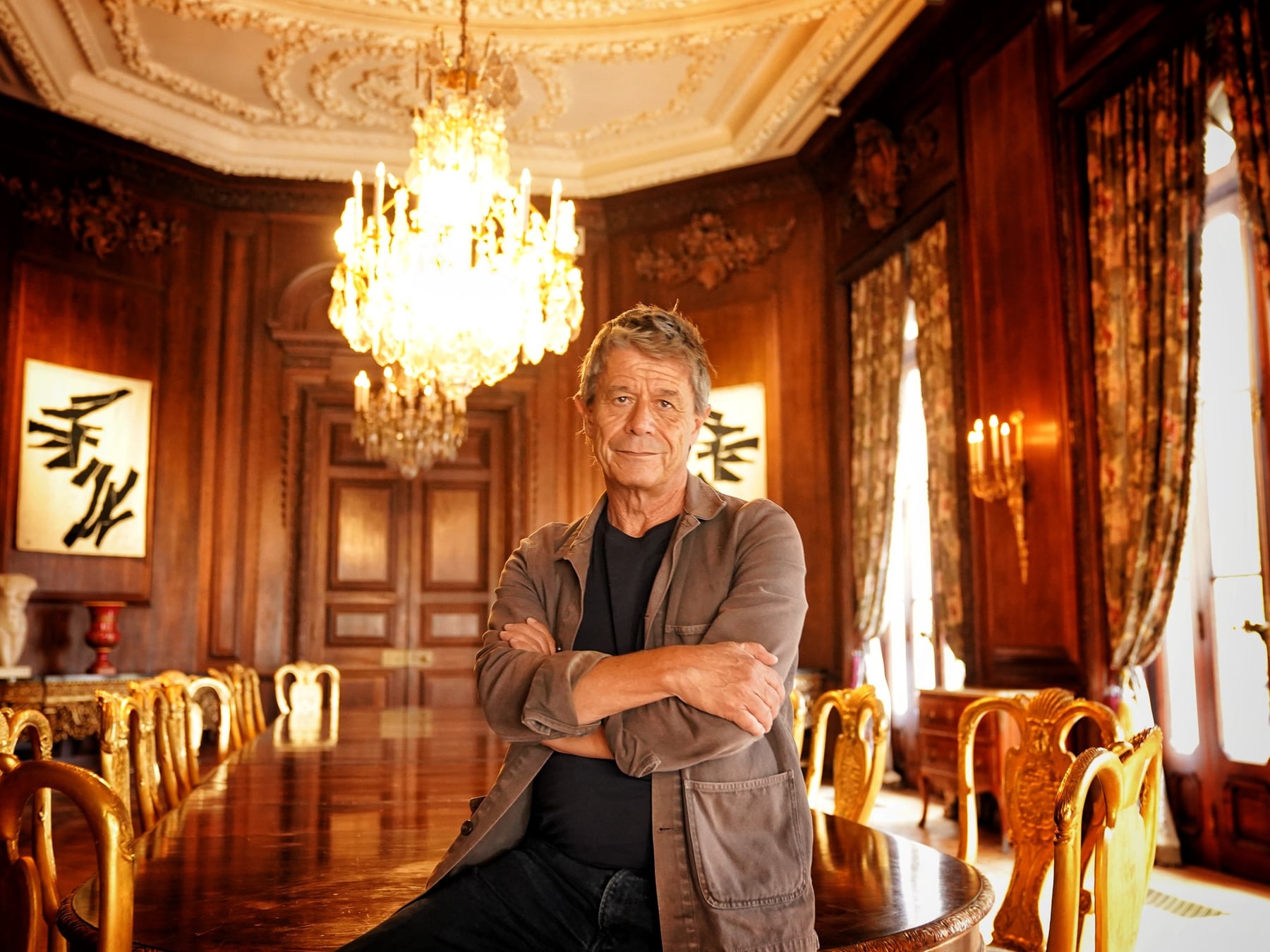 La fila que no se achicó: mil lectores fueron a buscar a Emmanuel Carrère a la Facultad de Derecho