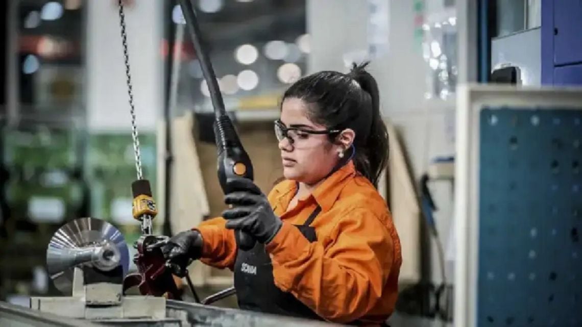La actividad económica apenas se recuperó en agosto y mantuvo una caída interanual