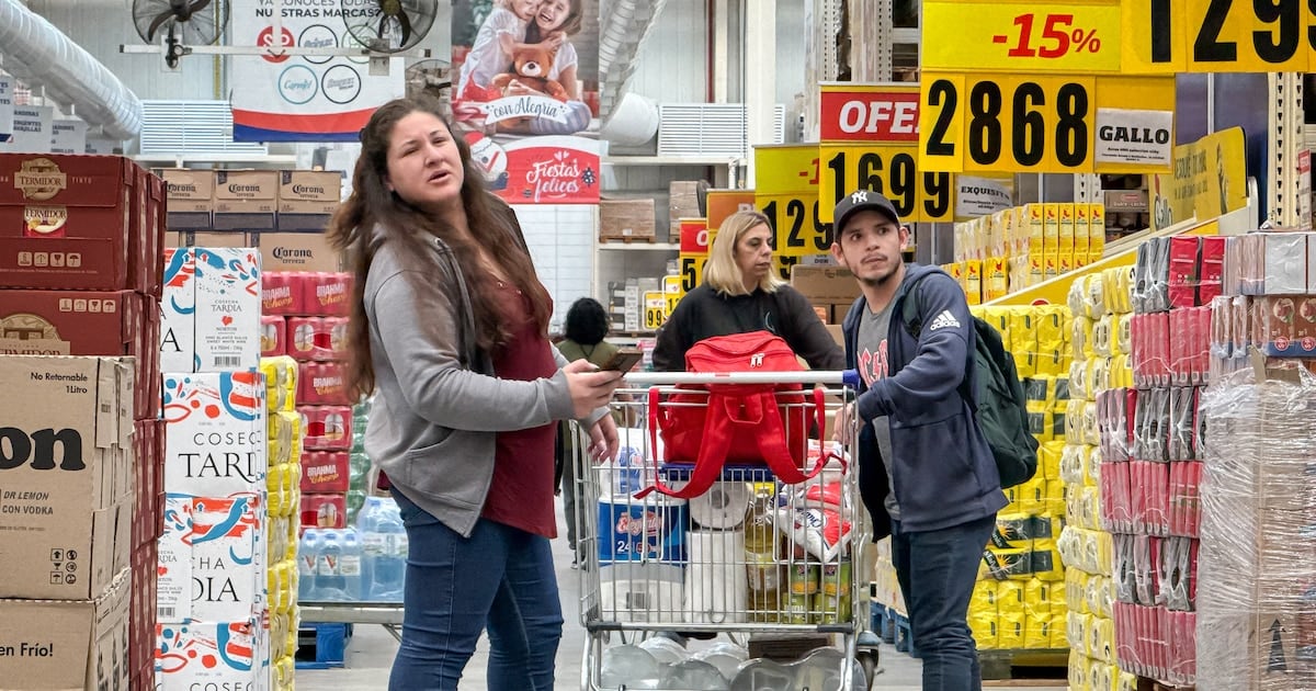 El consumo real retrocedió en agosto yó una caída cercana al 3% en el año