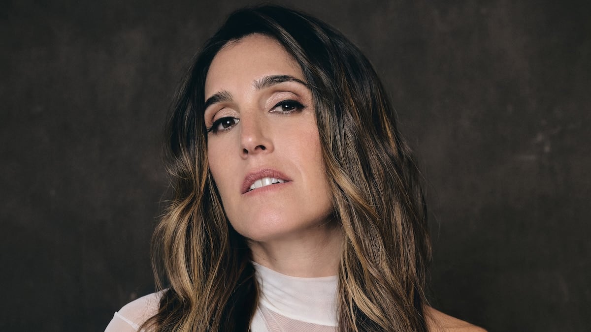 Soledad Pastorutti mira hacia atrás sin soltar el escenario