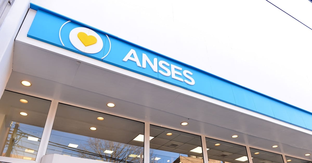 La asignación familiar formal se derrumbó 45% en una década, mientras la AUH ganó poder de compra