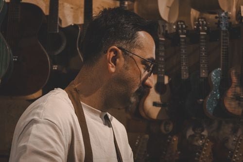 A la sombra de China Muerta, un luthier neuquino le da voz a la tradición