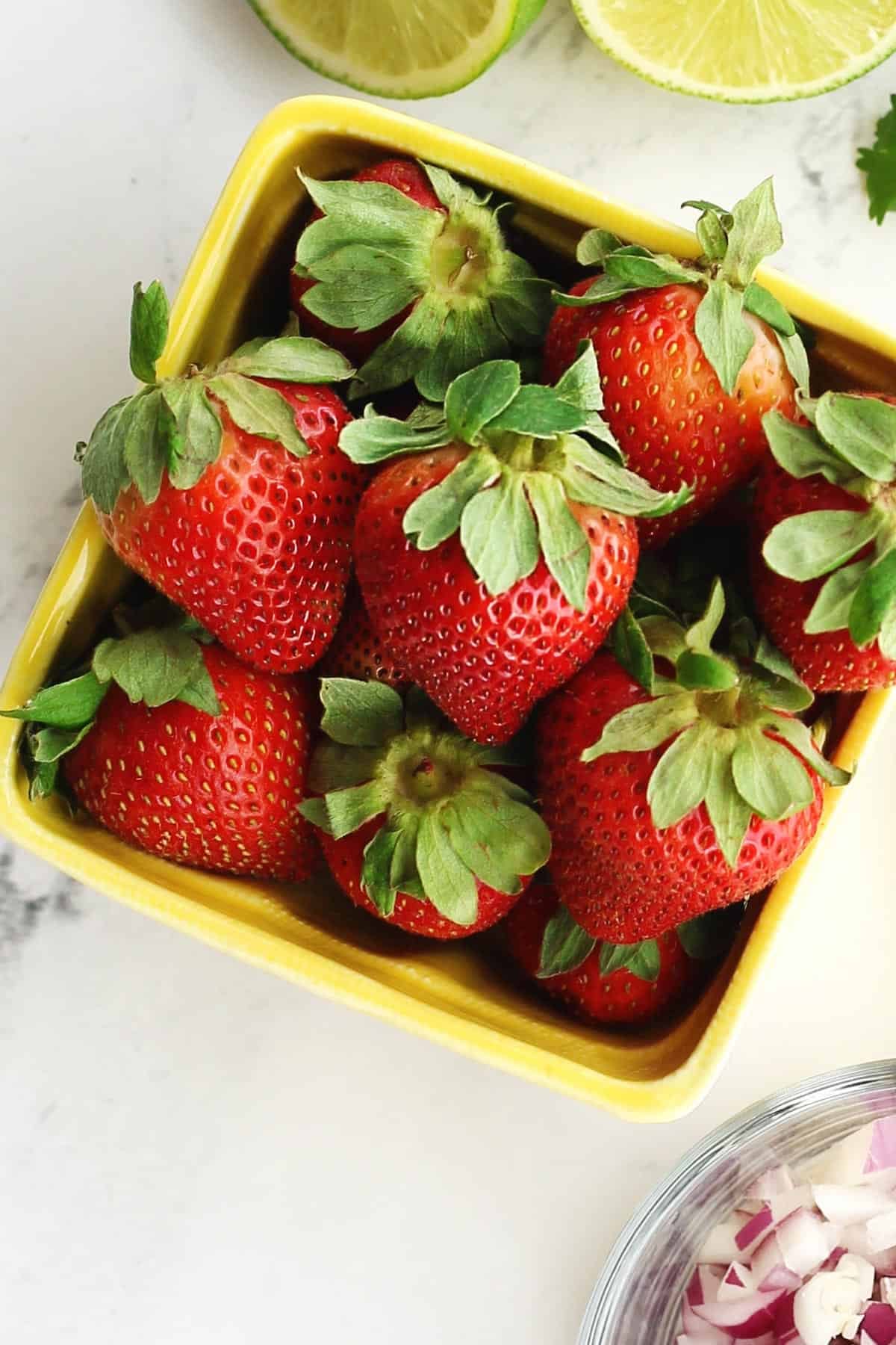 La primavera pone a las frutillas en el centro de la cocina