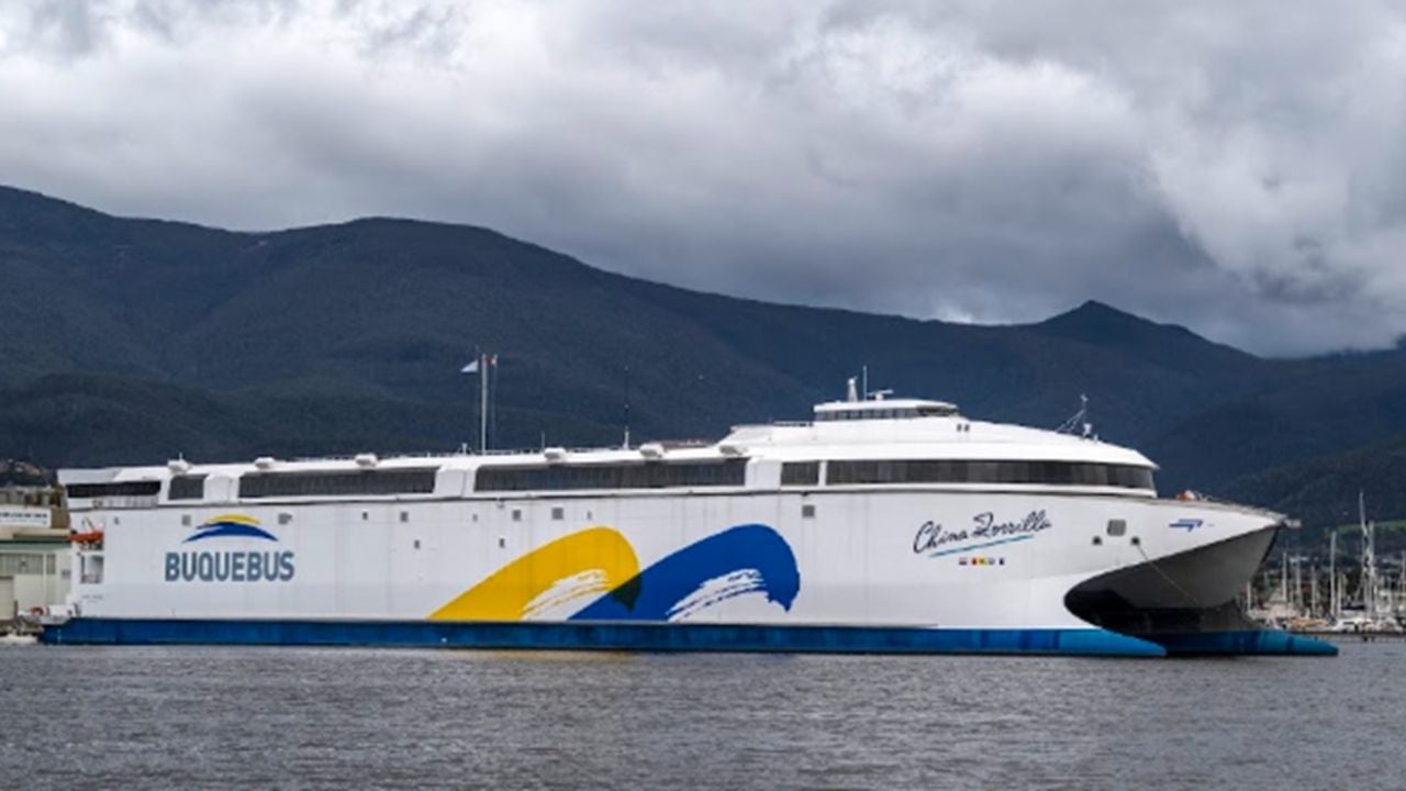 Un viaje silencioso por el Río de la Plata: el China Zorrilla debutó entre Buenos Aires y Colonia