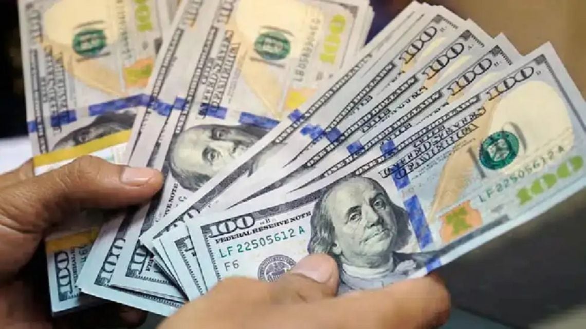 El dólar informal terminó el lunes en $1.575 y quedó por encima de la cotización oficial del viernes